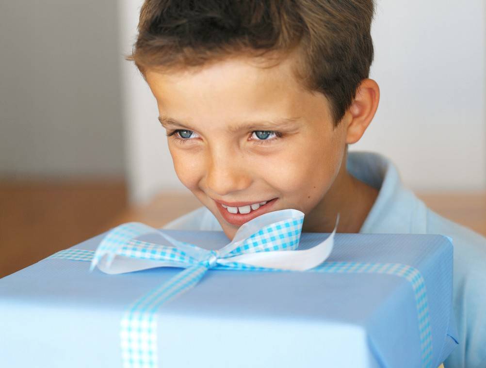 Что можно подарить мальчику на седьмой день рождения: игрушки, техника, деньги или спортивный атрибут
