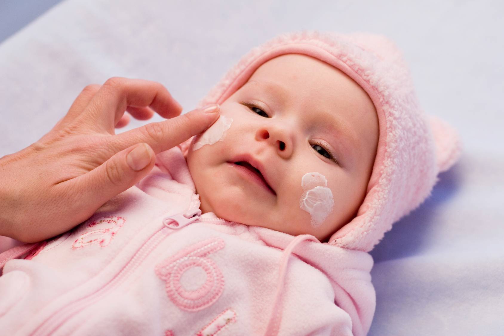 Уход за новорожденным в первый месяц жизни: всё, что нужно знать