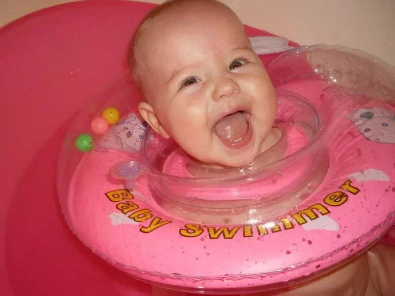 Как купать ребенка с кругом на шее и в чем польза и вред плавания с кругом для новорожденного