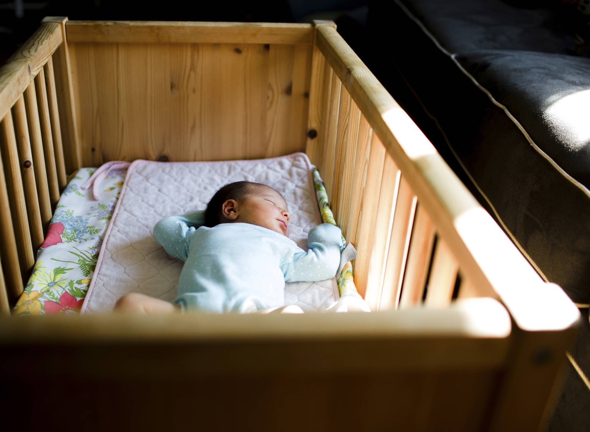 Как научить ребенка спать в своей кроватке?