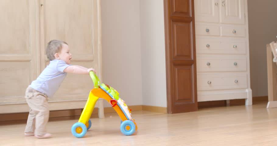 Как подготовить ребенка к первым шагам: подробный план от невролога - parents.ru | parents