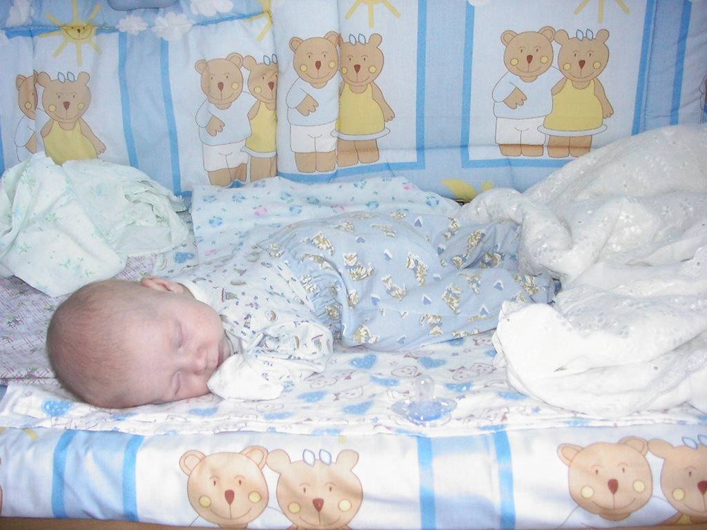 Приучаем ребенка спать в своей кроватке
