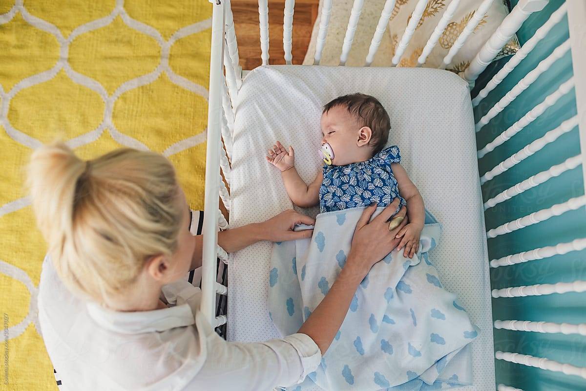 Почему ваш малыш спит с приоткрытым ртом или открытыми глазами?