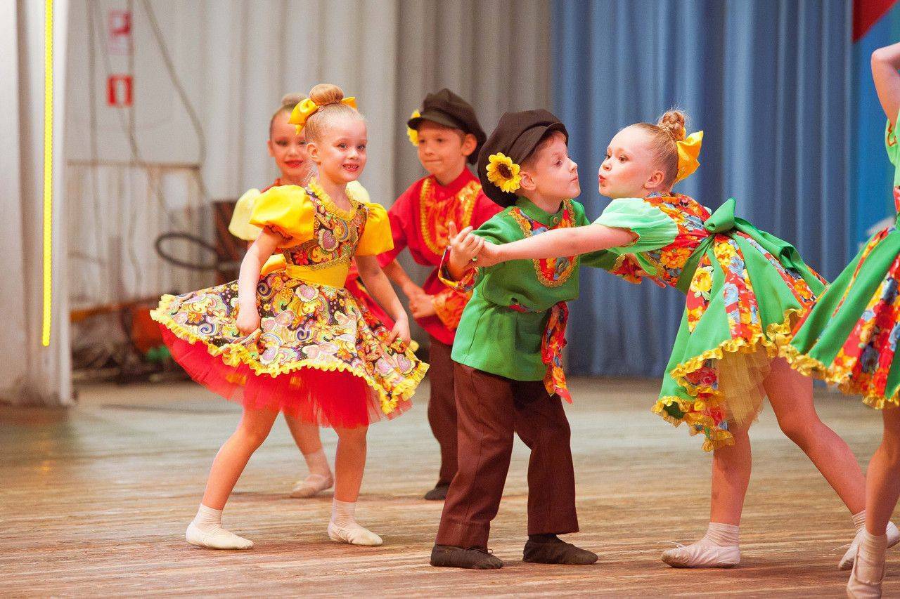 Народный танец “Калинка-Малинка” танцуют дети