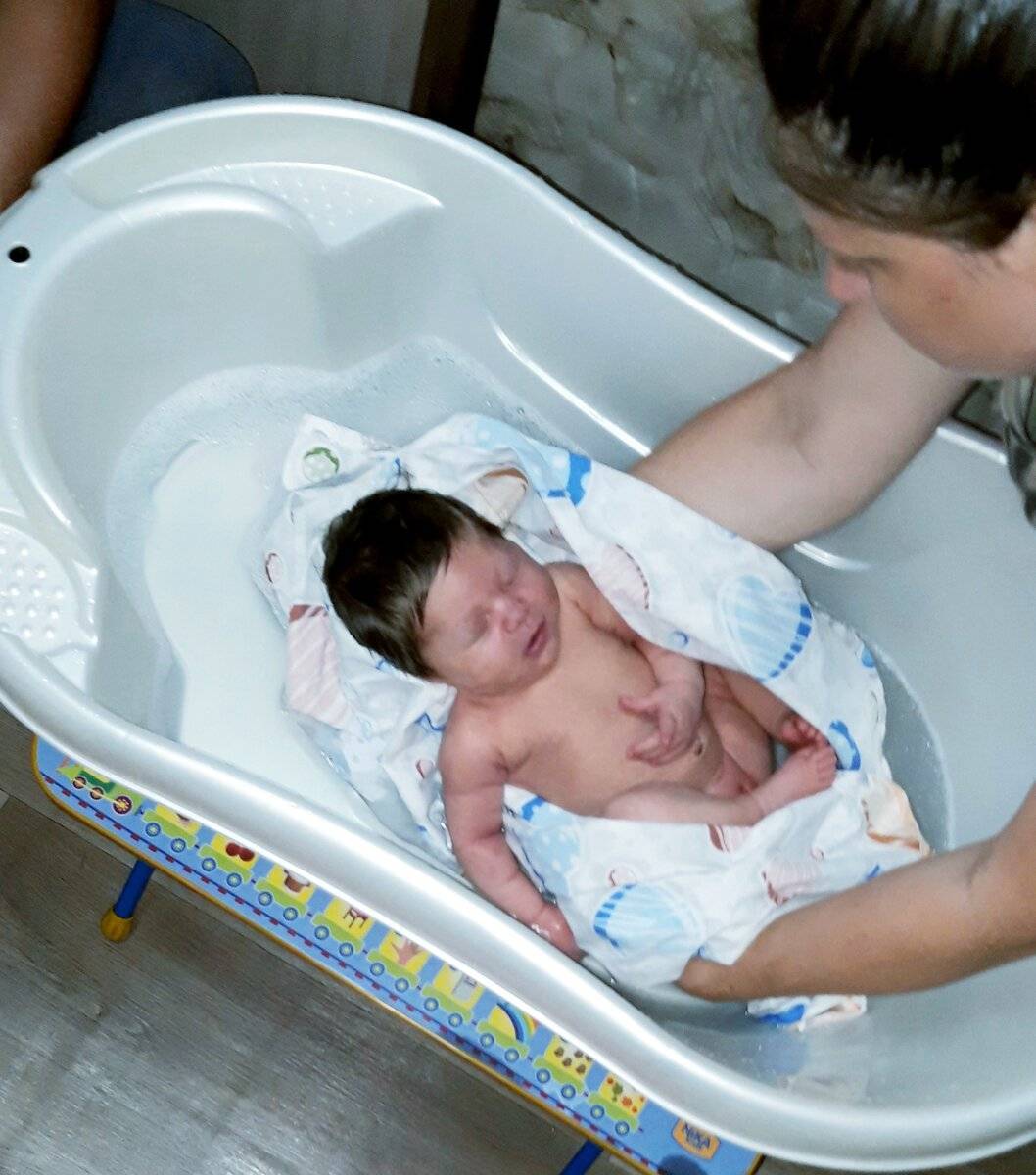 Как первый раз купать новорожденного ребенка дома: видео, купание малыша после роддома в ванночке