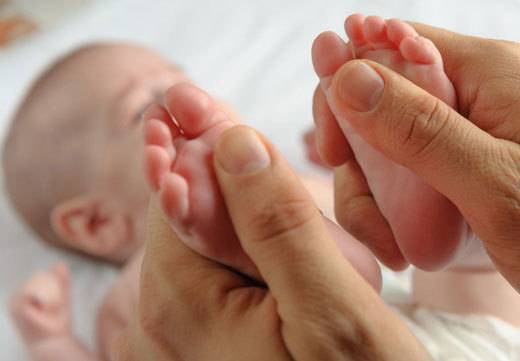 У ребенка шелушится кожа на ступнях ног: причины, что делать?