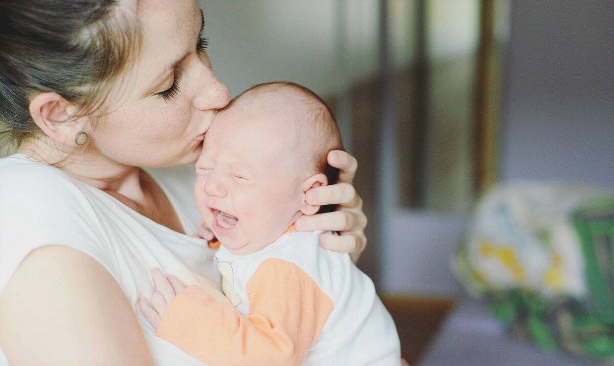 Истерика младенца: 8 уважительных причин, почему малыш плачет