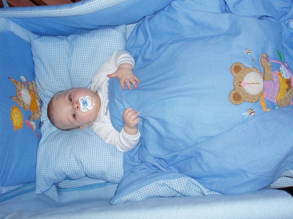 Как правильно спать на ортопедической подушке грудничку, особенности использования для новорождённых