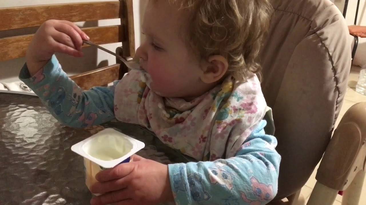 Как научить ребенка кушать самому ложкой в 1 год, а старше 3-х лет?