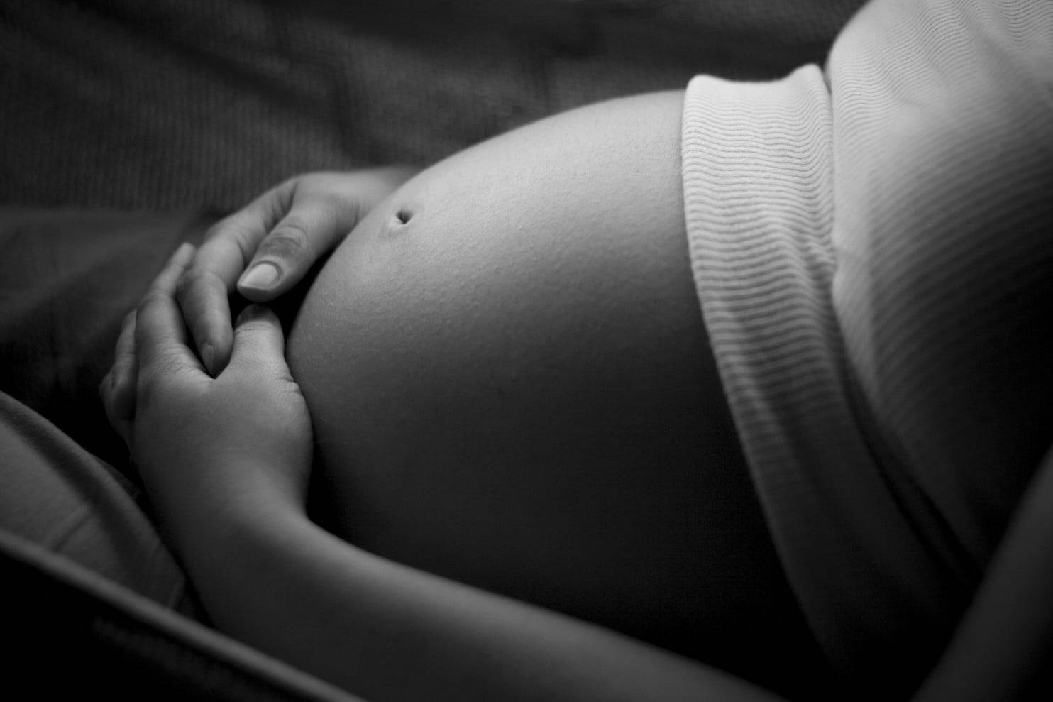 Родился в рубашке: как узнавали о беременности и рожали в старину