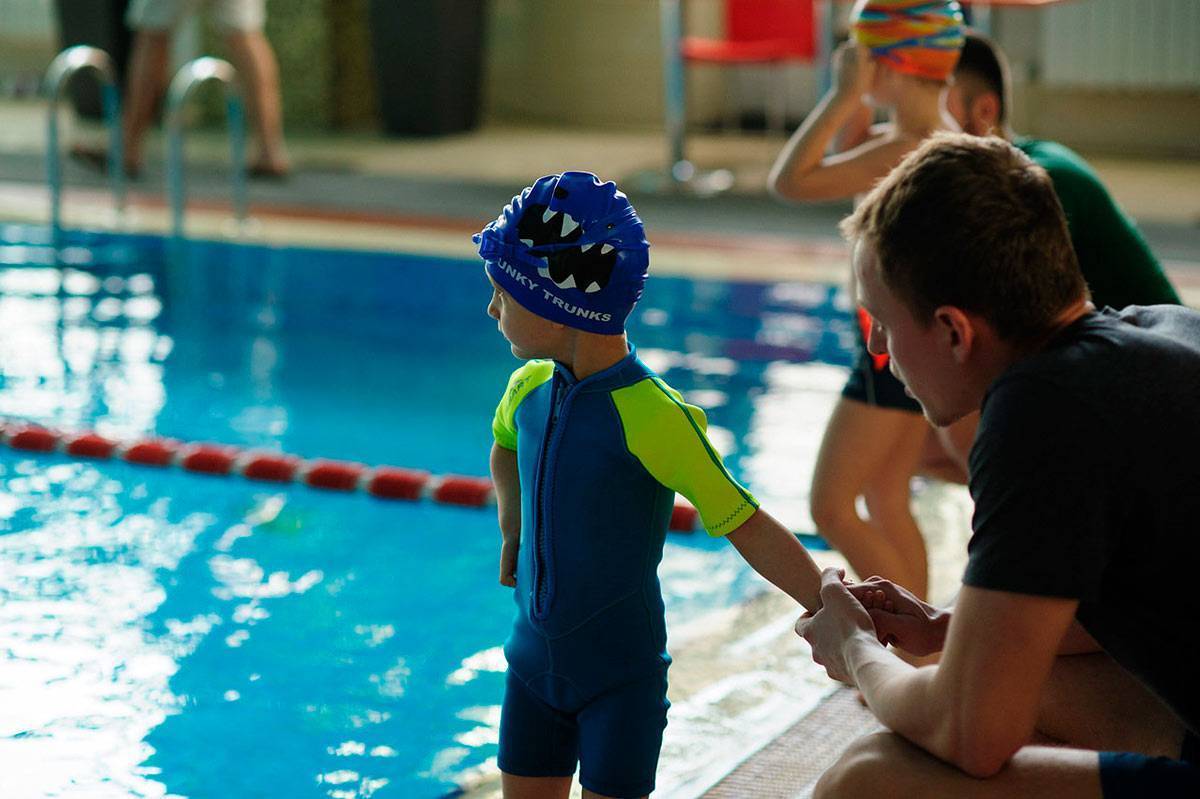 Когда отдавать ребенка в секцию по плаванию – со скольки записываться