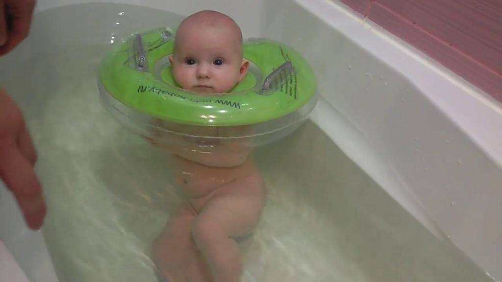 Купать в кипяченой воде. Купание младенца. Купание малыша в большой ванне. Купание новорожденного в большой ванне. Правильная ванночка для купания младенцев.