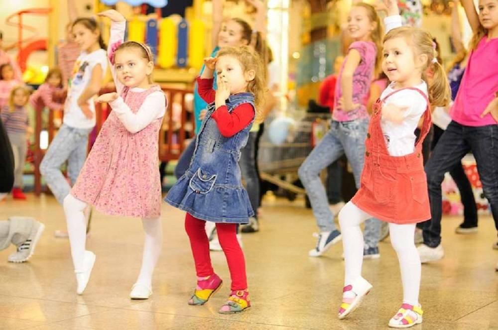 Танцы в детском саду весело и смешно танцуют маленькие дети от 3 до 5 лет