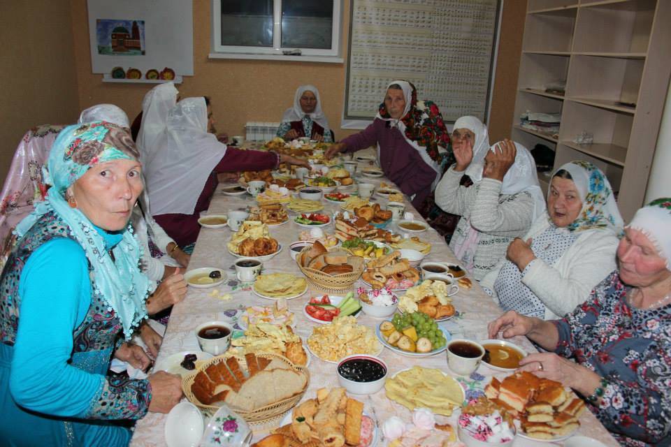 Год поминки день в день. Поминки у мусульман. Поминальный стол. Поминки у татар. Татарский стол на поминки.