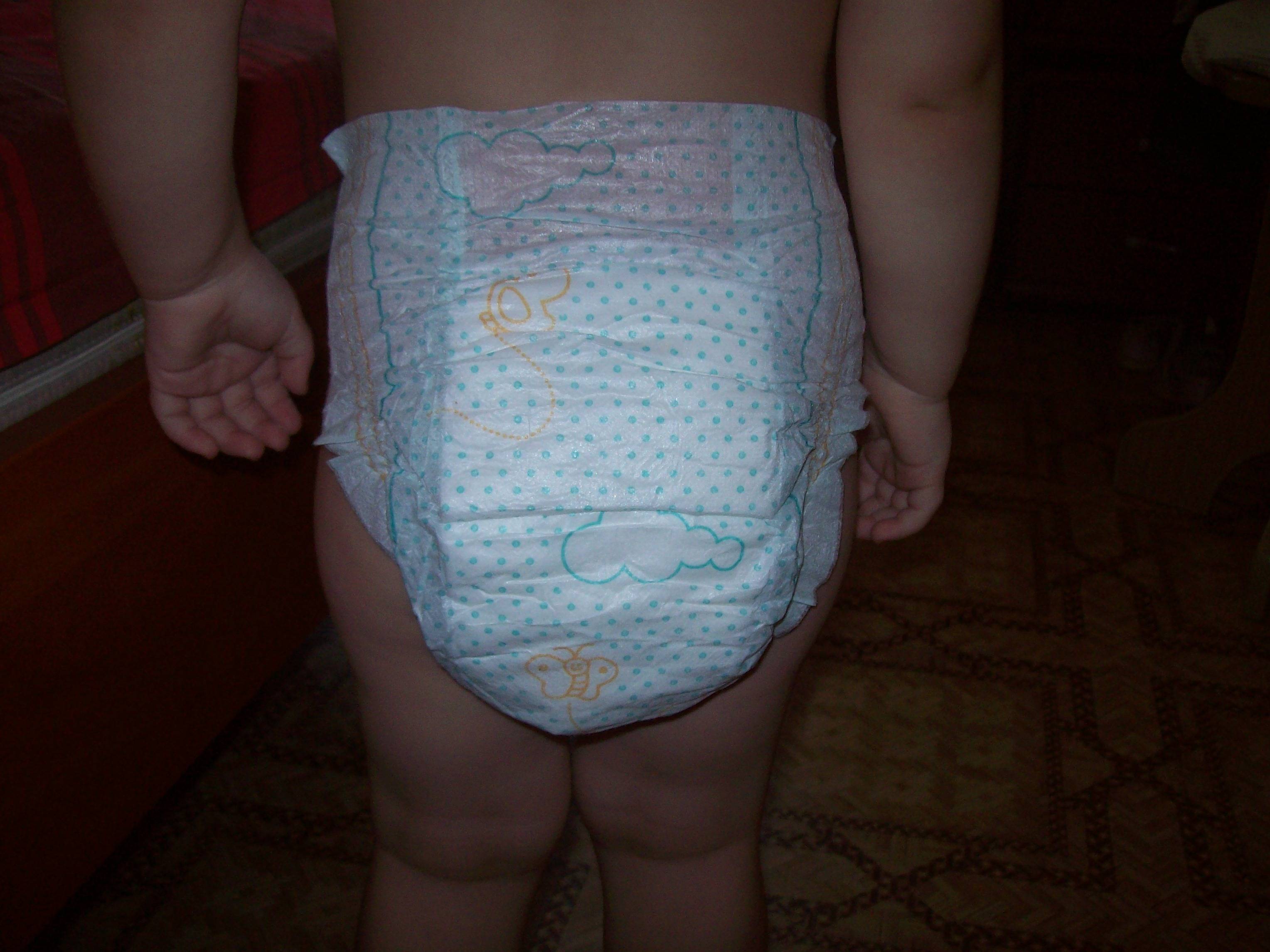 Подгузники для новорожденных мальчиков. Малыш в подгузнике. Малыш в памперсе.