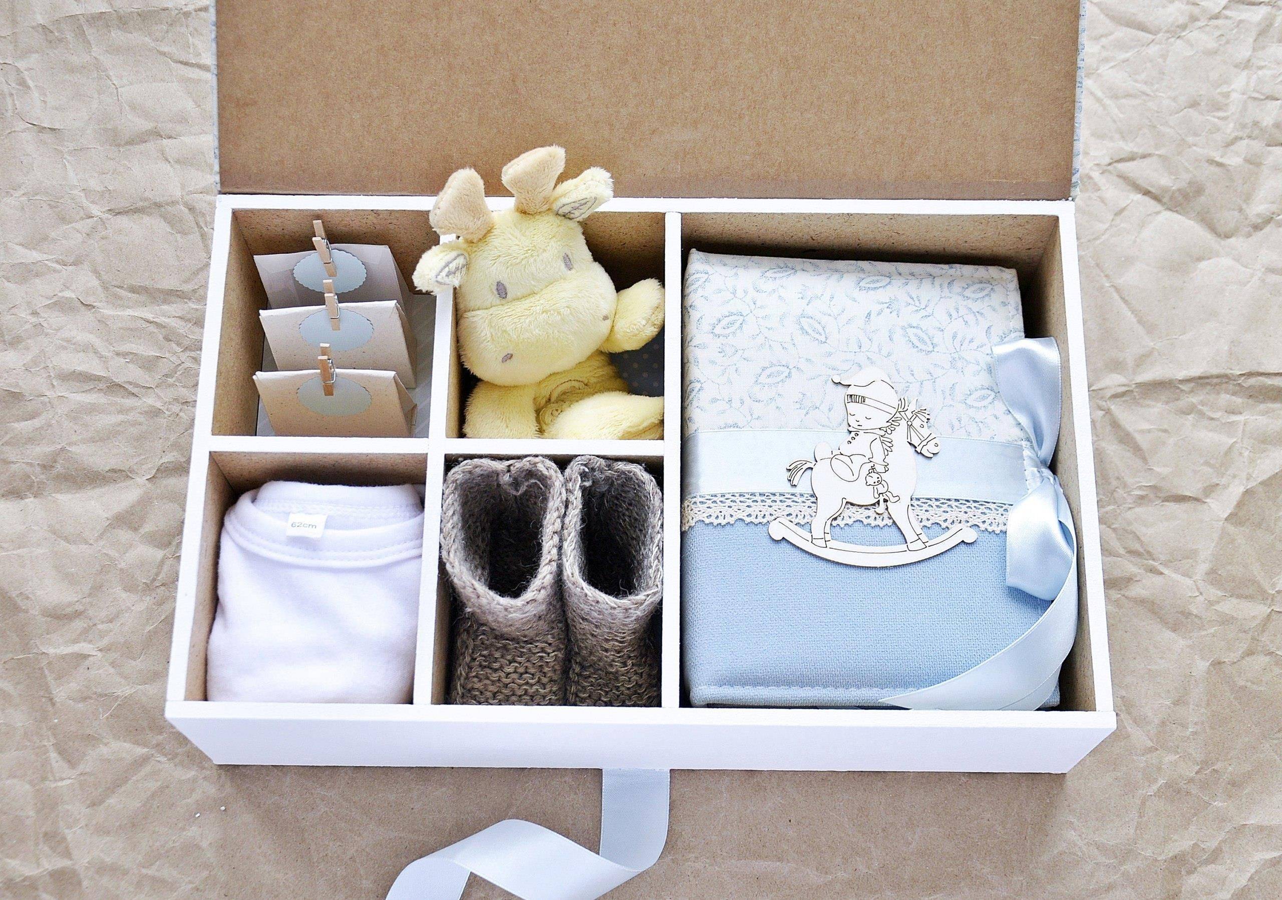 Памятный подарок на рождение. Коробочки для новорожденных. Подарочная коробка для новорожденного. Коробка с подарками для новорожденного. Подарочные боксы для новорожденных.