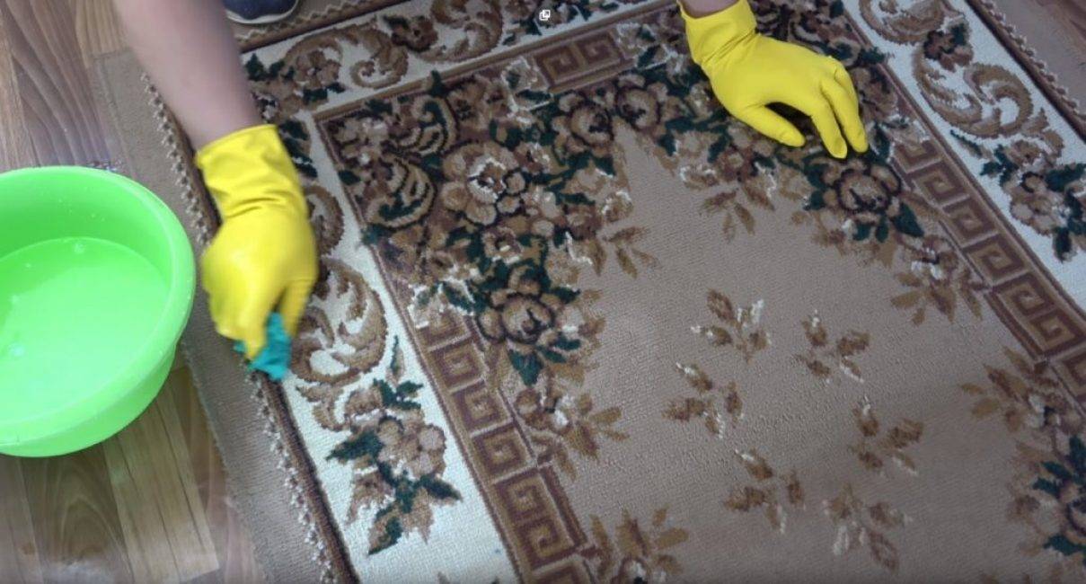 10 надежных методов, как убрать запах с ковра в домашних условиях