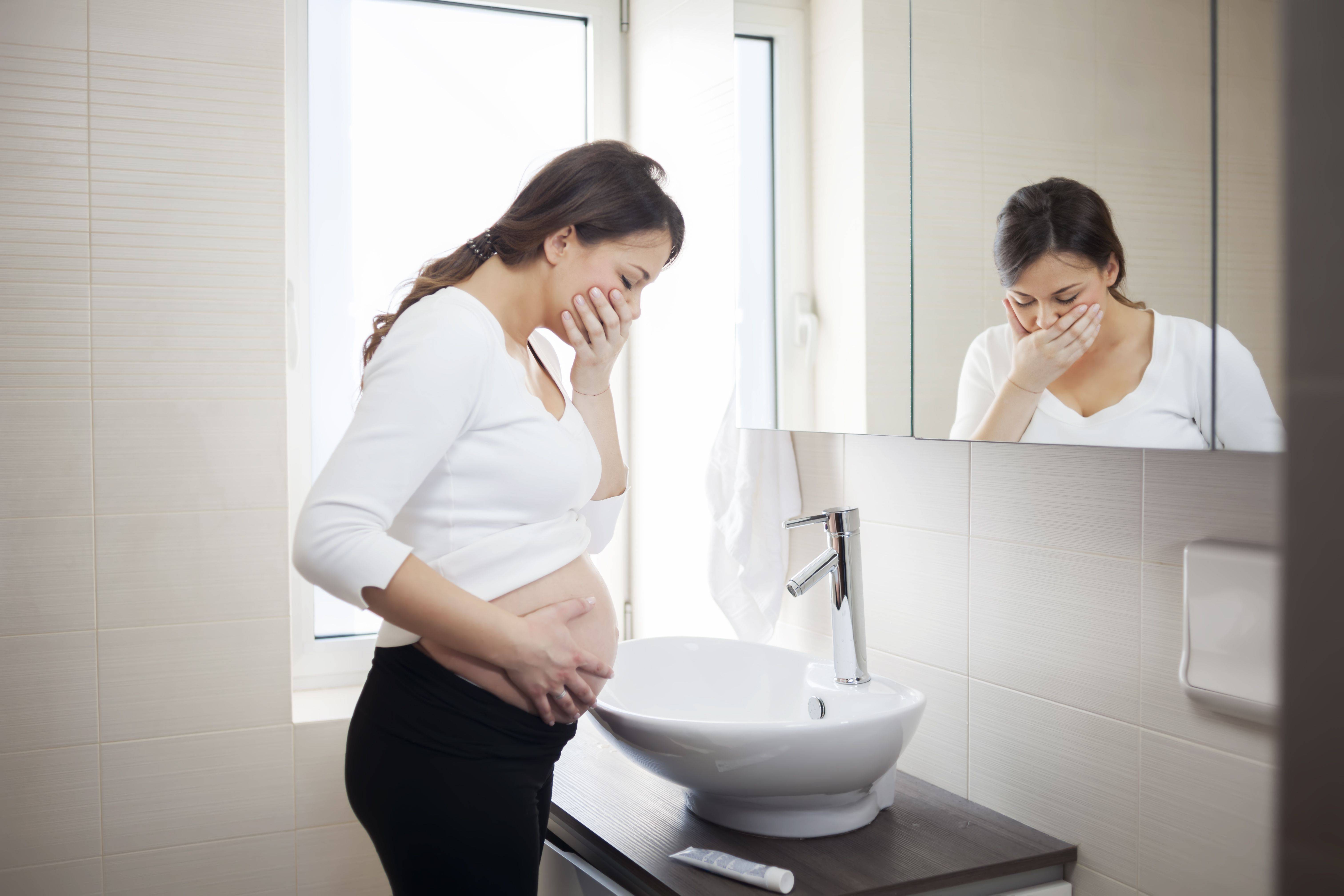 Сильные боли при ранней беременности. Токсикоз. Беременную женщину тошнит. Токсикоз беременных.