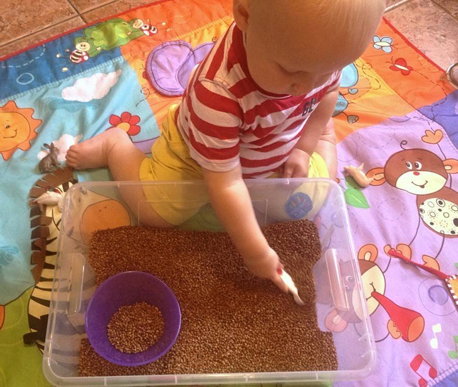 Как нужно развивать ребенка в 4 месяца: обзор полезных игрушек, развивающих игр и занятий в домашних условиях