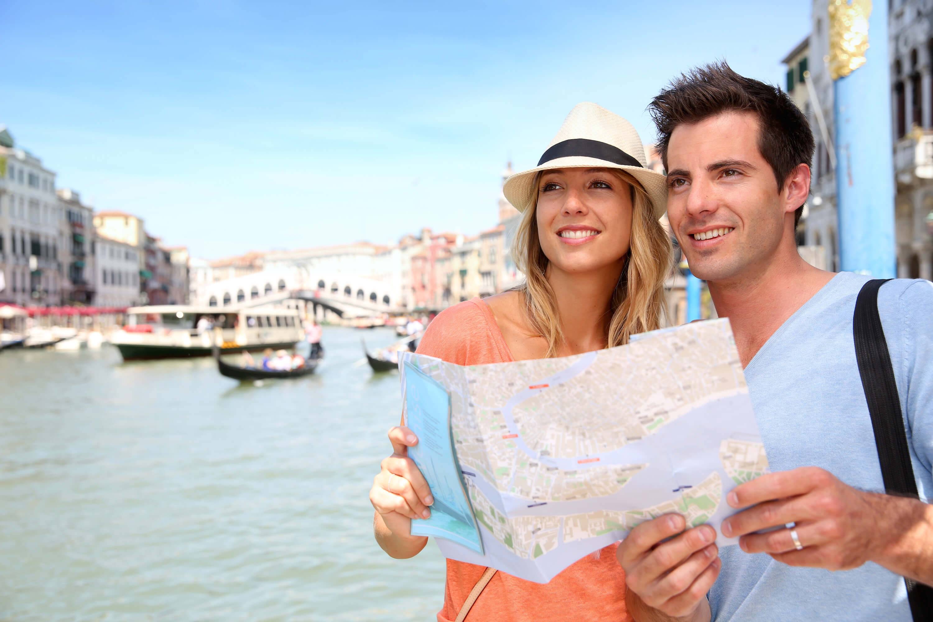 Недорогие туры за границу. Туристы в Европе. Счастливые люди путешествуют. Туризм за границей. Фотографии путешествий.