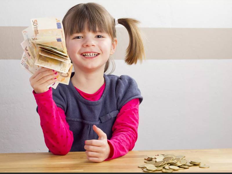 Умению управлять деньгами нужно учить с раннего детства: полезные советы родителям
