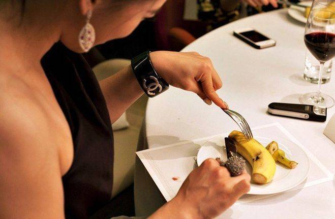 Как очистить и съесть банан в ресторане, соблюдая законы этикета