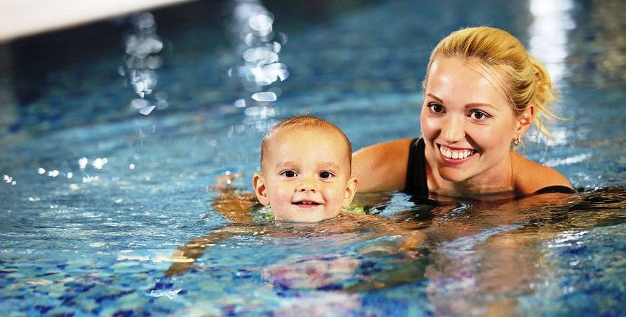 До какого возраста родителям можно купаться вместе с детьми