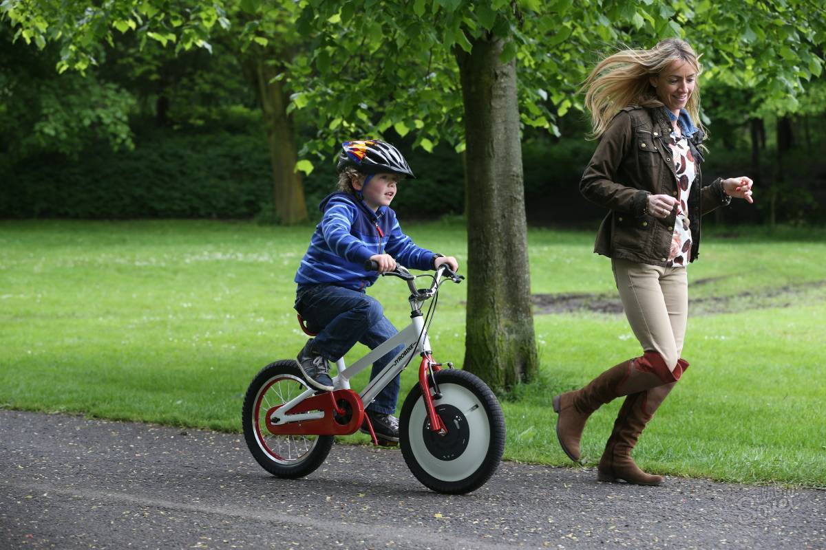 Как быстро научить ребенка кататься на велосипеде двух и трехколесном: инструкция