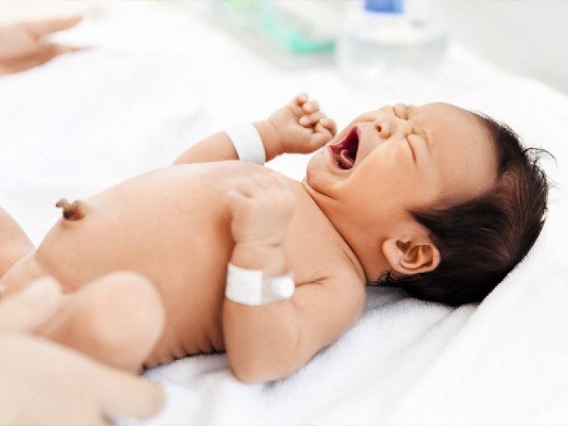 У новорожденного кровит пупок: что делать? как правильно обрабатывать пупок у новорожденного? почему мокнет и кровит пупок у новорожденных?