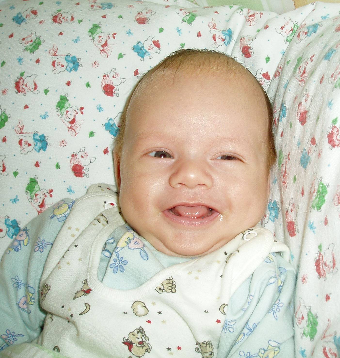 Во сколько младенец начинает смеяться в голос или когда ребёнок впервые смеётся вслух, а также причины первого веселья у грудничка и рекомендации родителям stomatvrn.ru