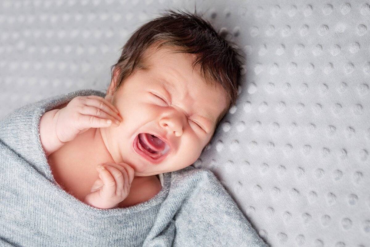 Новорожденный беспокойно спит: что делать?