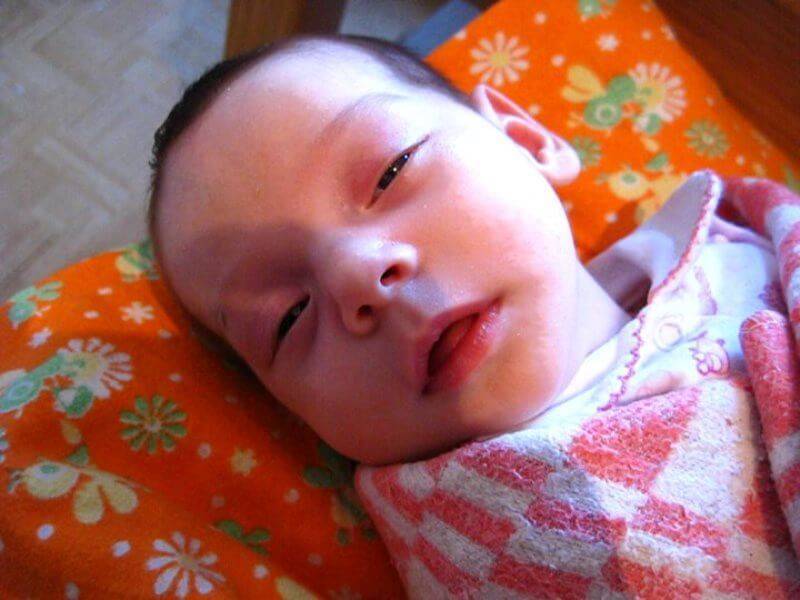 Ребенок закатывает глаза вверх или в сторону, когда засыпает или спит - почему это происходит?