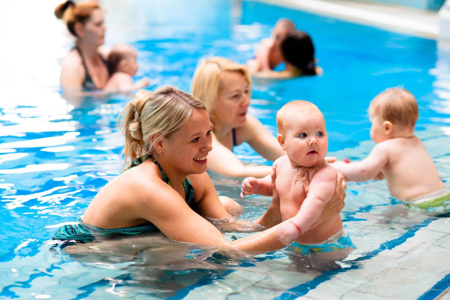 Кормить ли ребенка перед плаванием?