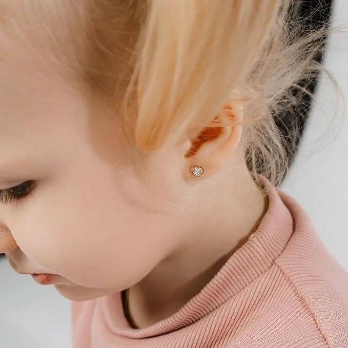 Прокалывание ушей детям: 5 "за" и "против", 11 противопоказаний и 7 правил ухода за проколотыми ушками