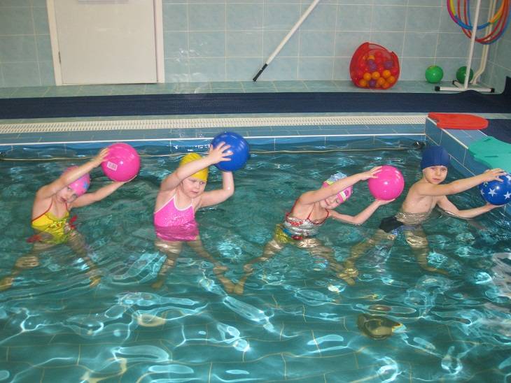 Плавание в бассейне для детей - чем полезно и с какого возраста можно? - солнечный город