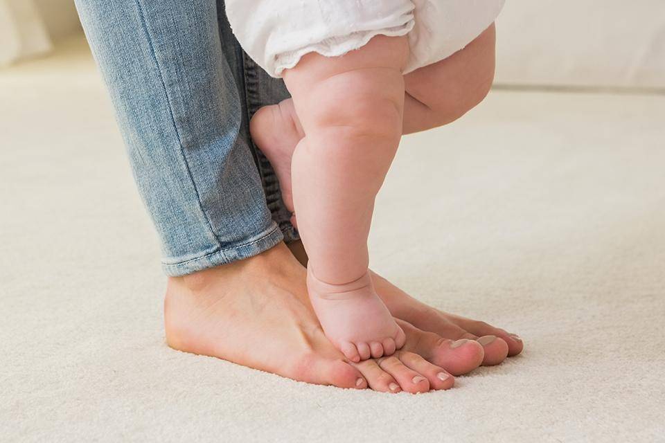 Почему ребёнок ходит на цыпочках в 2 года: причины. почему ребенок 2 года ходит на носочках: комаровский