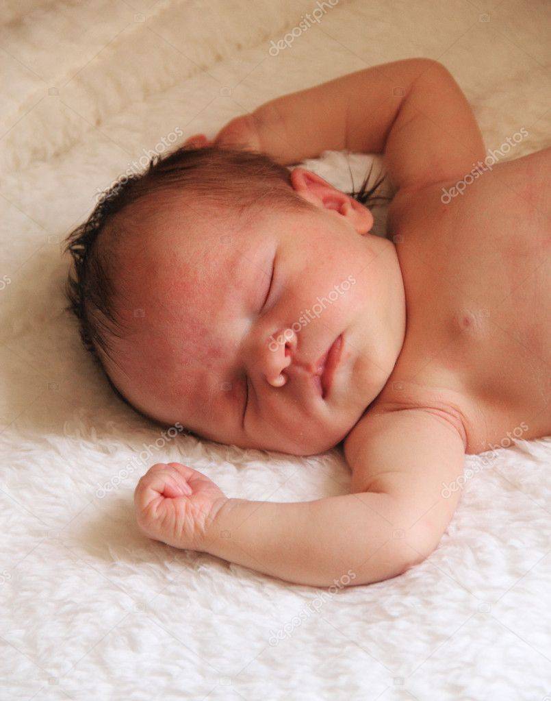 У новорожденной девочки и мальчика набухли, увеличены молочные железы: причины, опасно ли это? через сколько пройдет нагрубание, набухание молочных желез новорожденного?