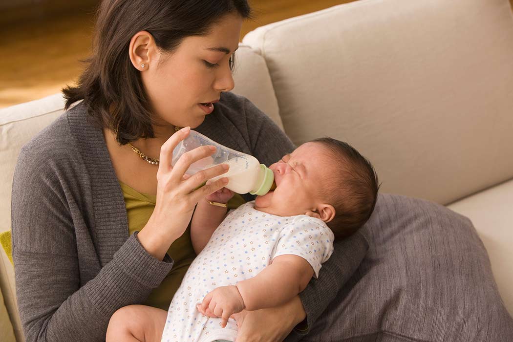 Как правильно кормить новорожденного смесью из бутылочки