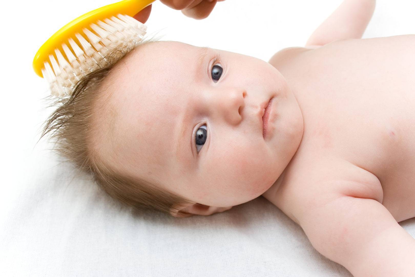 Желтая корочка на ушах у грудничка. уши новорожденного: как правильно ухаживать за ними