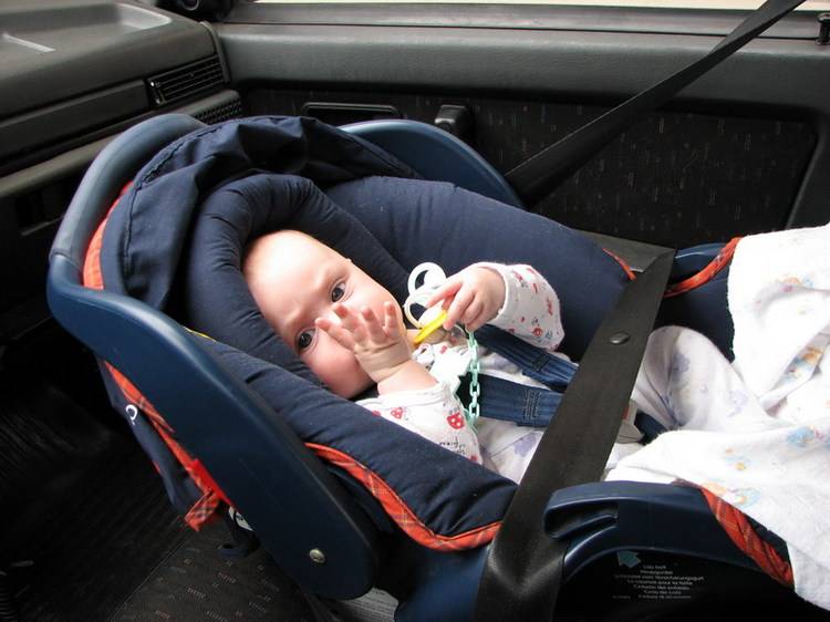 Правила перевозки новорожденных в машине по пдд: можно ли на руках, в люльке от коляски