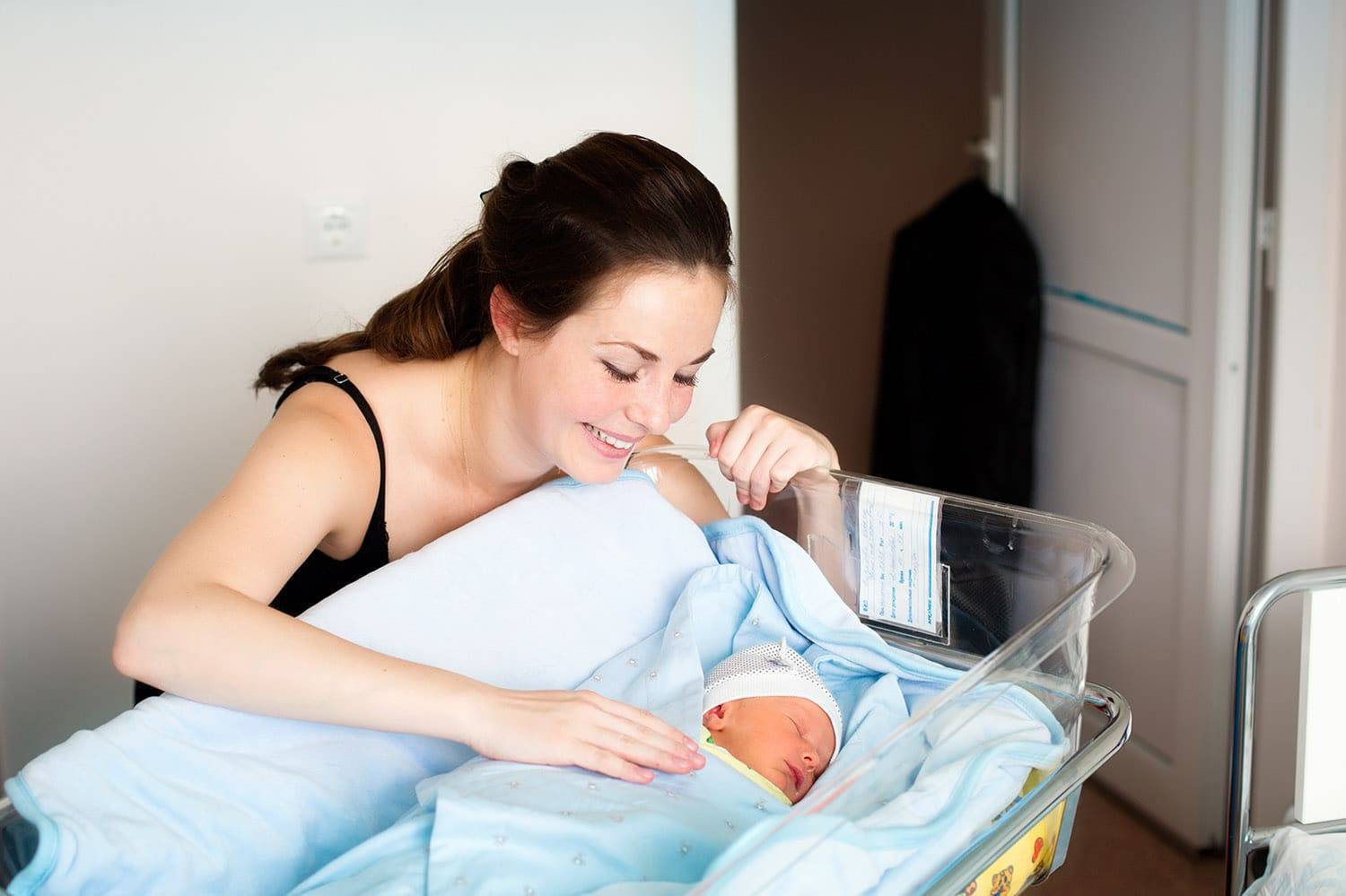 Первые дни новорожденного дома: что нужно ребенку | уход за новорожденным после роддома