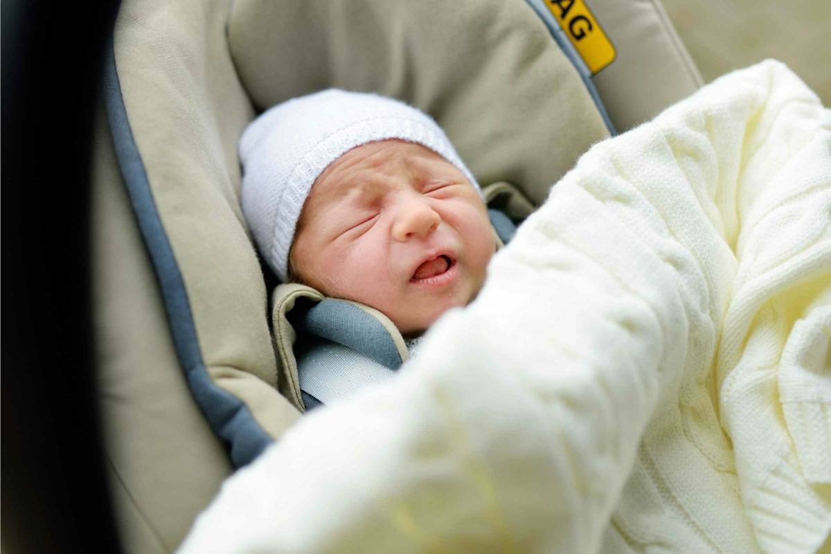 Как правильно надевать подгузник новорожденному мальчику и девочке | инструкция по применению трусиков и подгузников хаггис