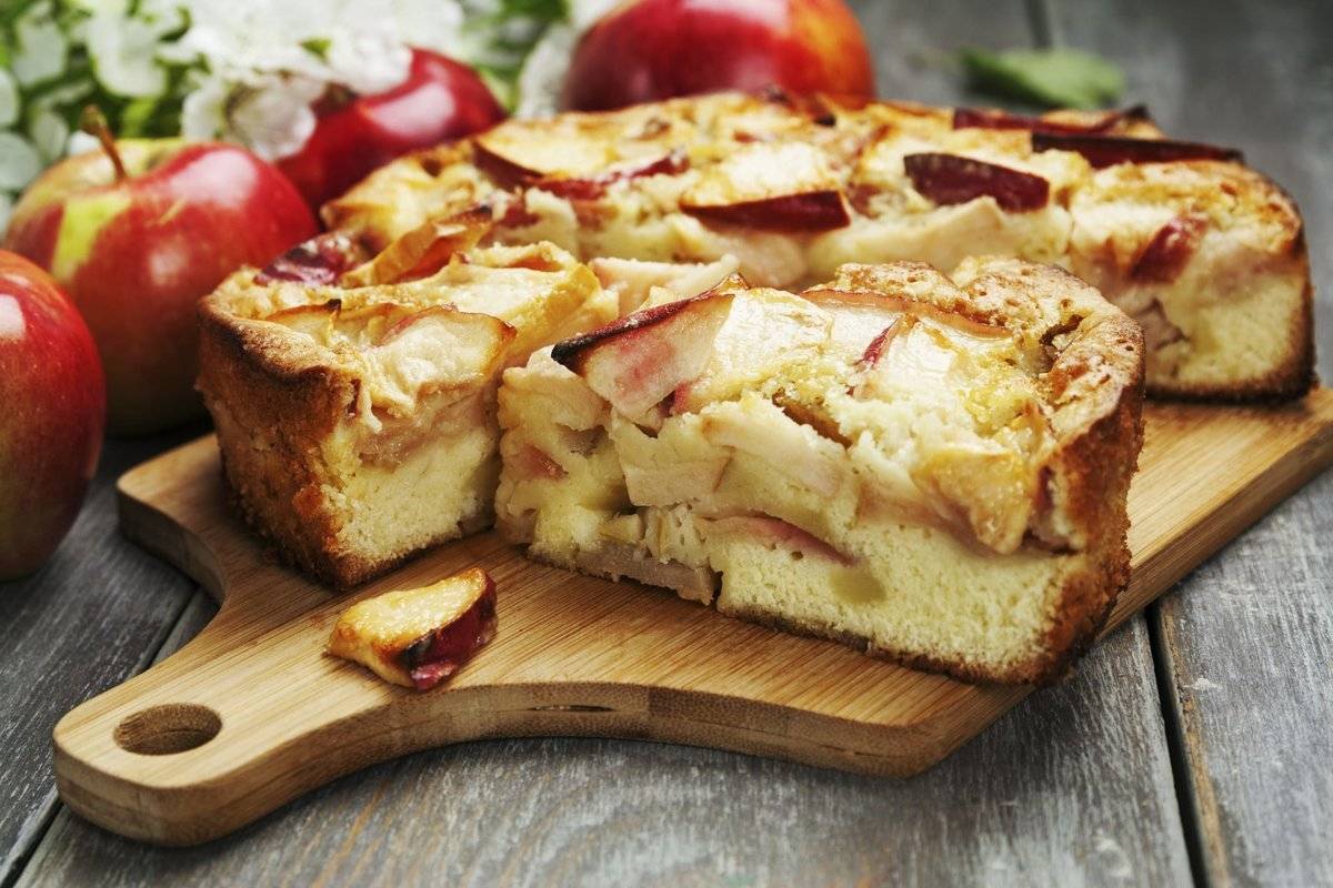 Классическая пышная шарлотка с яблоками в духовке - 10 простых пошаговых рецептов
