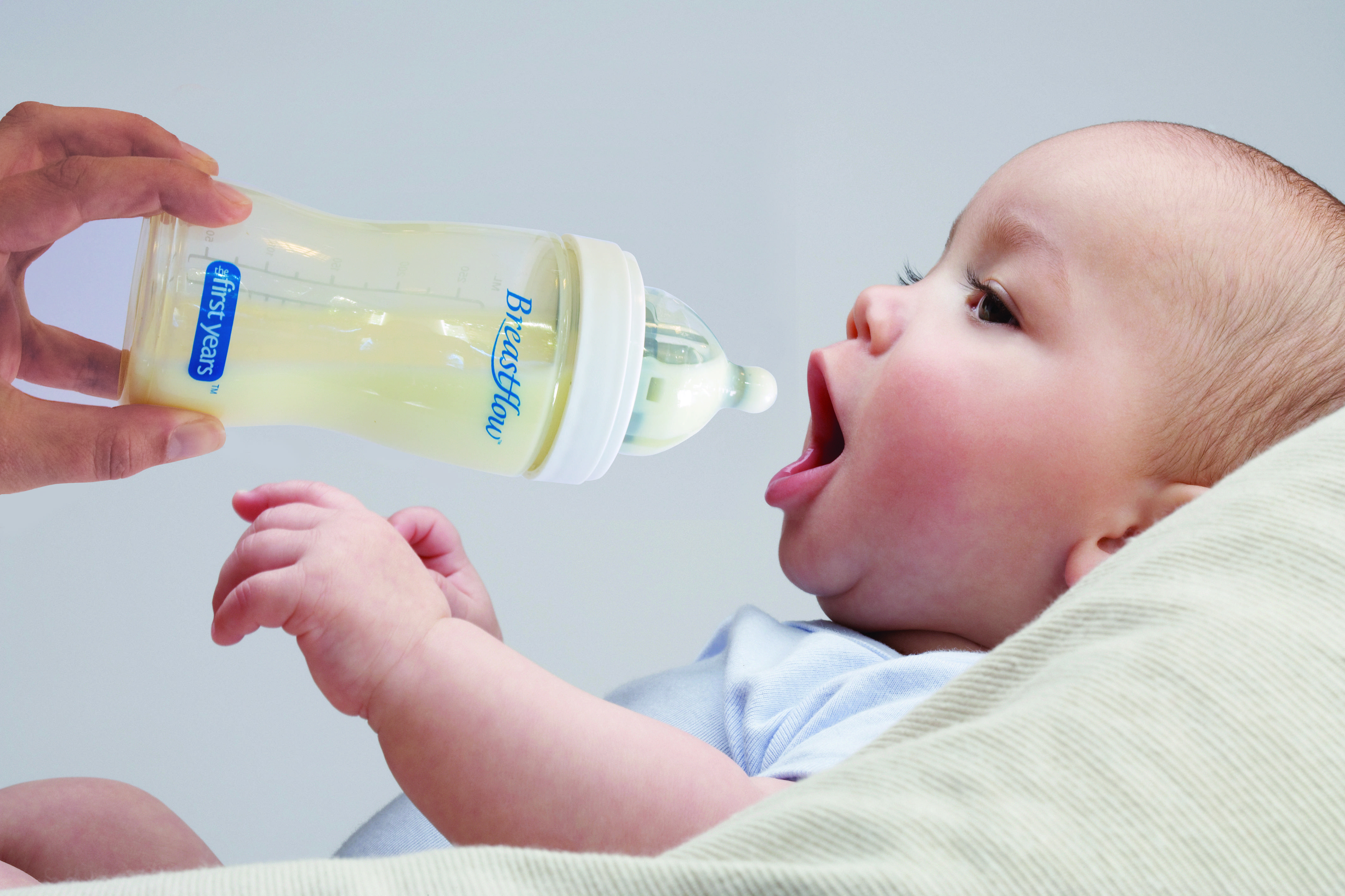 Ребенок упорно не берет бутылочку: как приучить малыша пить и есть из нее, когда кроха начнет держать бутылочку сам?