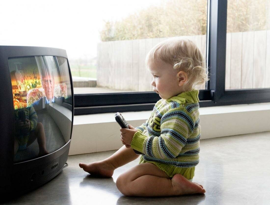 Ребенок ест только перед телевизором, чем это предно и что делать?
