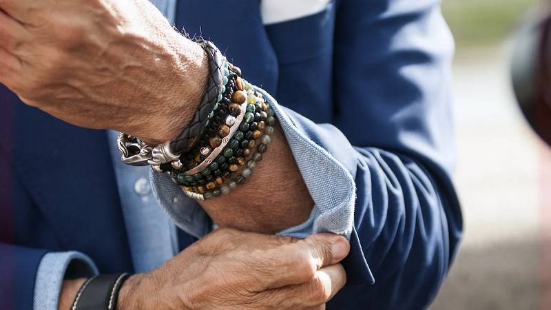Часы и браслеты: как мужчинам сочетать аксессуары | gq россия