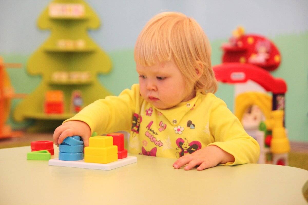 Как развивать ребенка в 4 месяца: игры в домашних условиях, занятия, игрушки