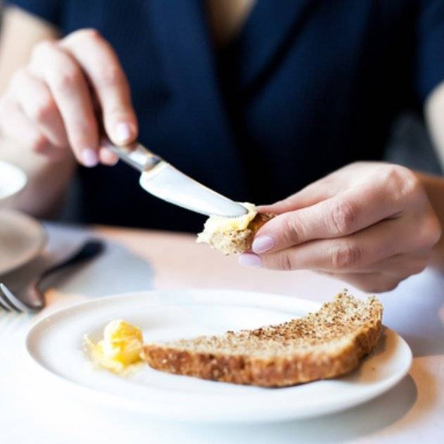 Нужно оставлять немного еды на тарелке: 10 правил этикета за столом, которые часто нарушаются