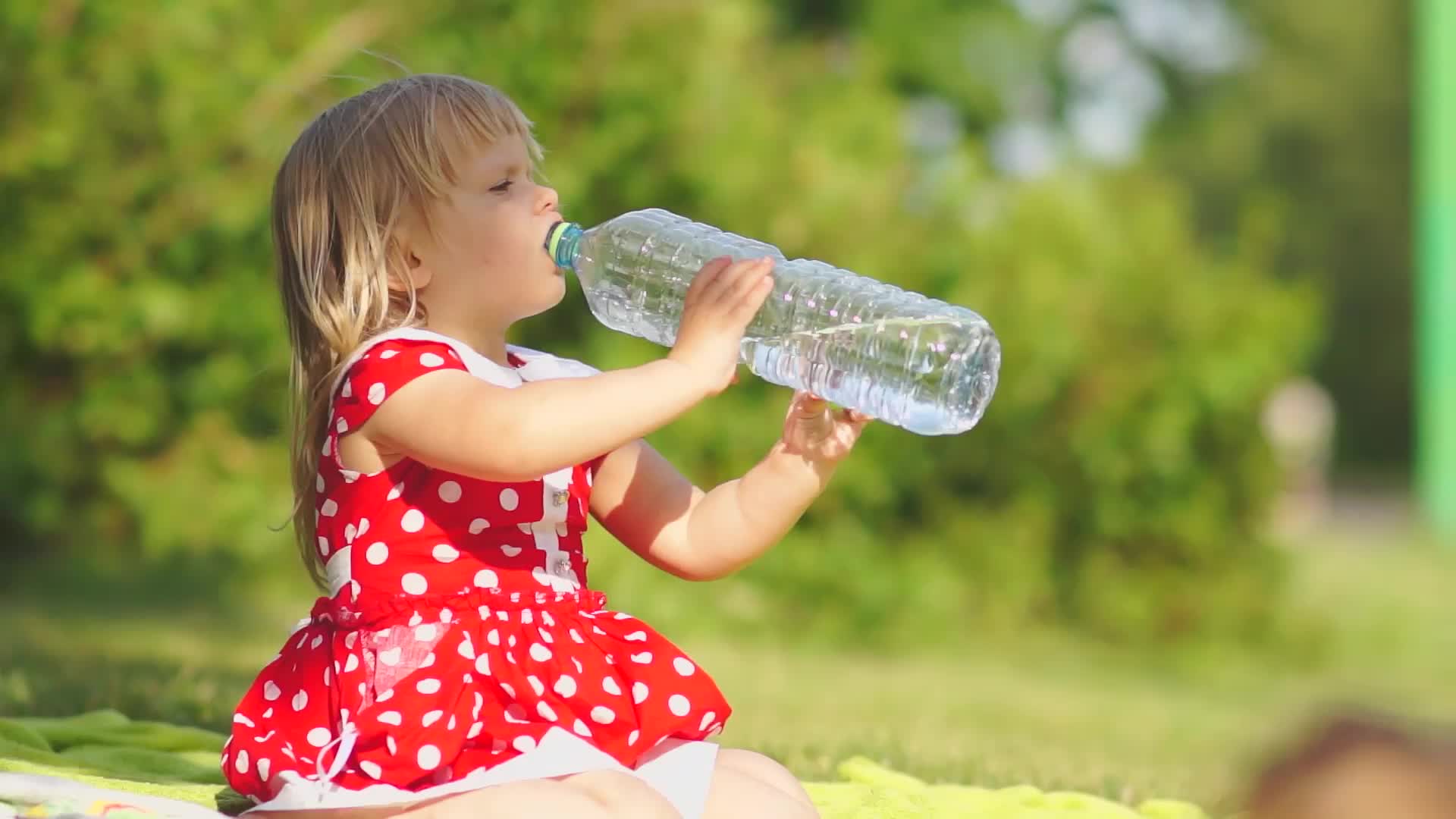 Вода младенцу пить