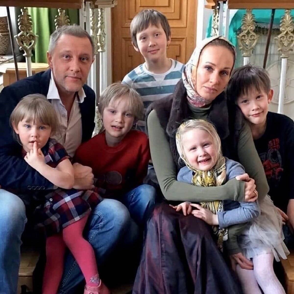 «известные и многодетные»: 4 российские звезды, у которых много детей